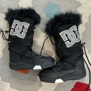 DC faux fur black white crystal snow winter boots - size Medium M 7.5